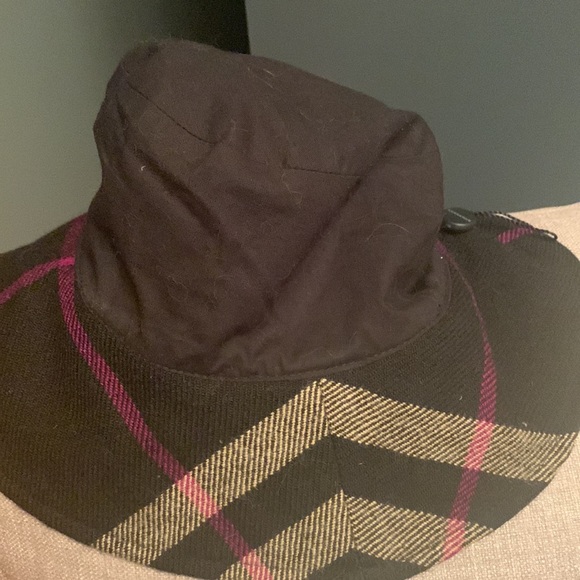Authentic Burberry fall/winter hat - Picture 9 of 9